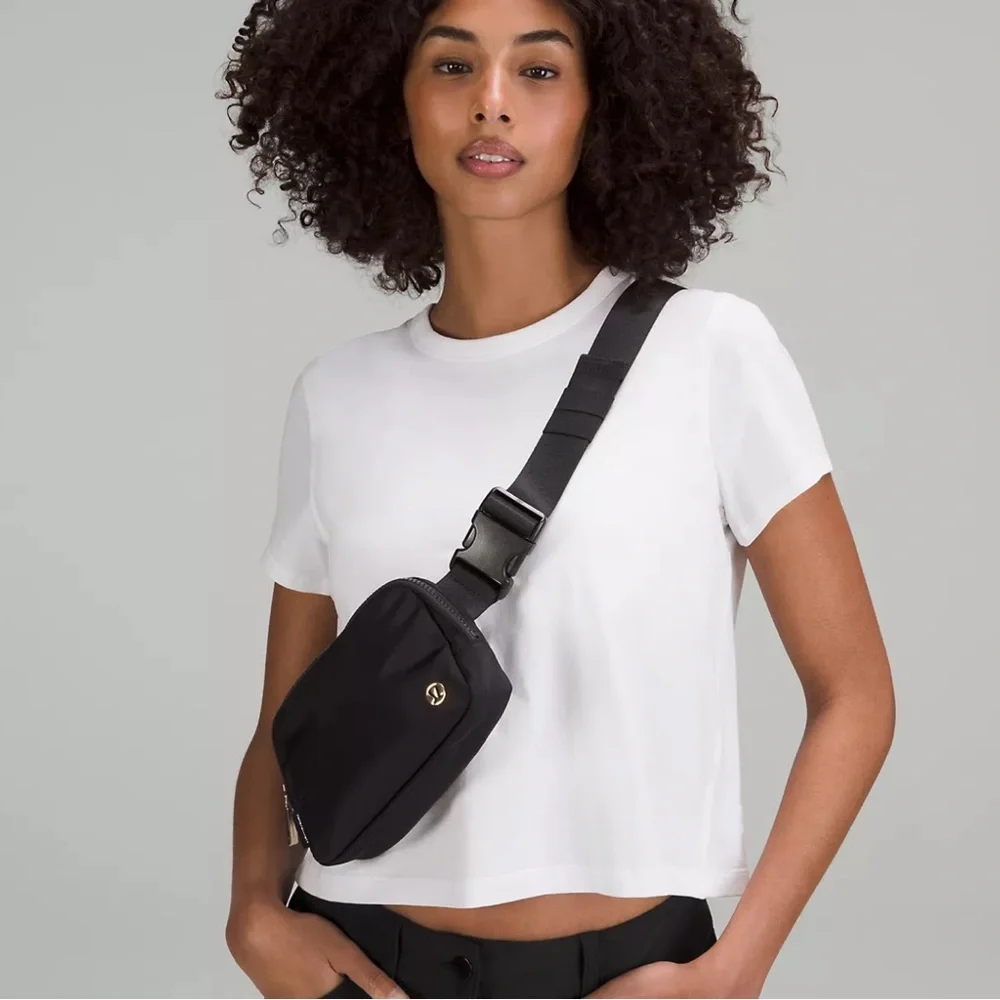 Lululemon Black & Gold Everywhere Belt Bag Crossbody Bag EBB Nwt - Picture 2 of 6